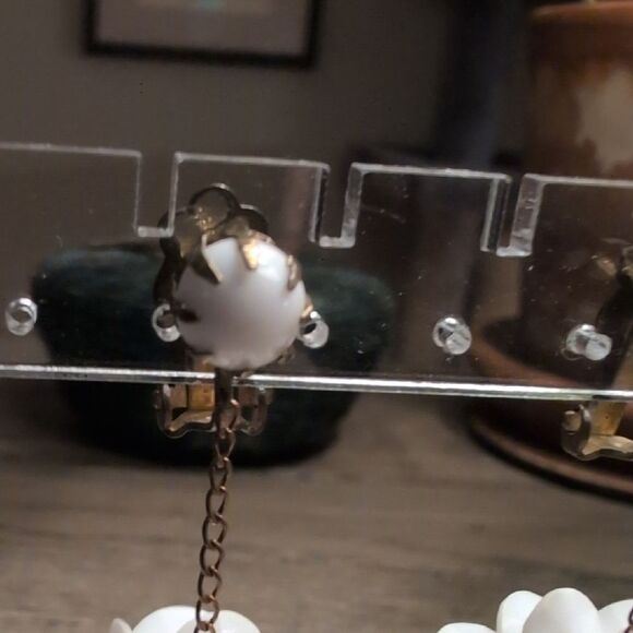 Vintage MCM Elegant White Floral Petal Ball Clip On Drop Earrings - Picture 4 of 9